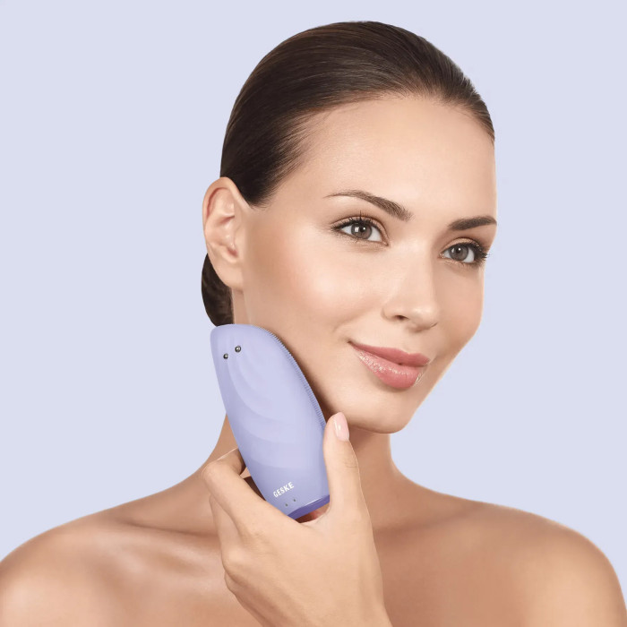 Очищувальна щітка для обличчя GESKE Sonic Thermo Facial Brush&Face-Lifter 8в1 purple