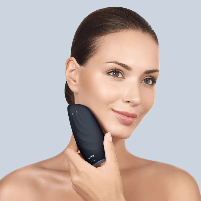 Очищувальна щітка для обличчя GESKE Sonic Thermo Facial Brush&Face-Lifter 8в1 black