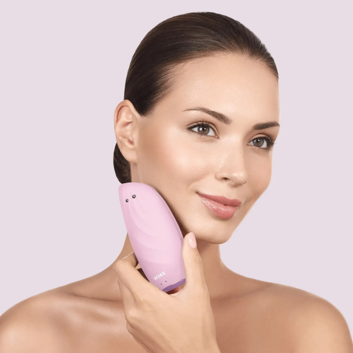 Очищувальна щітка для обличчя GESKE Sonic Thermo Facial Brush&Face-Lifter 8в1 pink